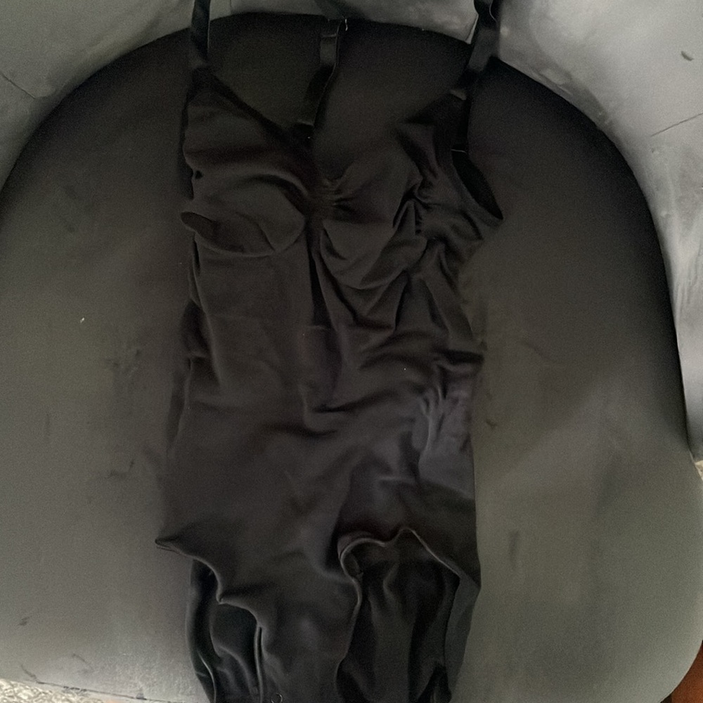 SKIMS- BRAND NEW IN BOX SCULPTING BODYSUIT WITH SNAPS